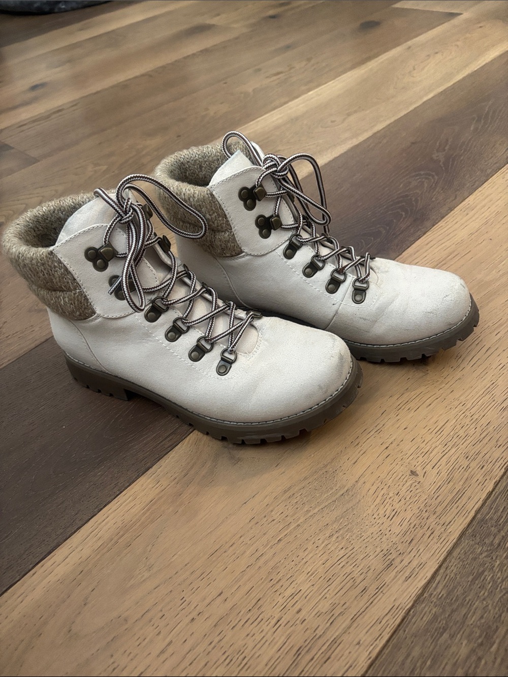 CLIFFS 8W BOOTS CREAM GREAT TREAD AND CONDITION
